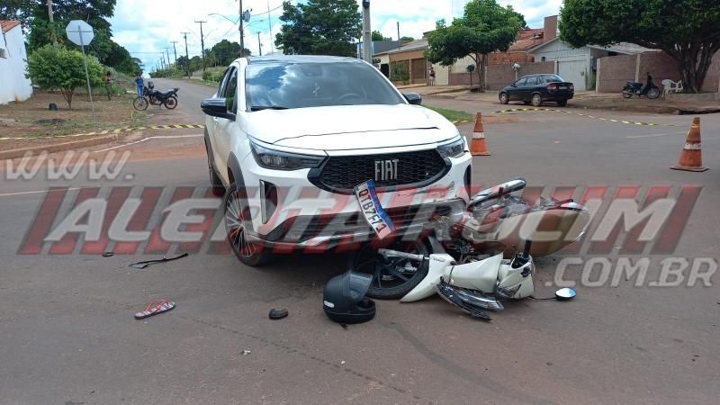 Mulher foi socorrida em estado grave após ter moto atingida por carro nesta véspera de Natal, em Rolim de Moura Mulher foi socorrida em estado grave após ter moto atingida por carro nesta véspera de Natal, em Rolim de Moura