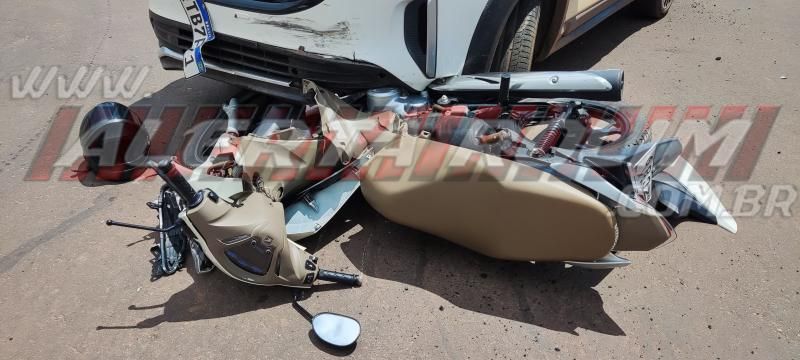 Mulher foi socorrida em estado grave após ter moto atingida por carro nesta véspera de Natal, em Rolim de Moura Mulher foi socorrida em estado grave após ter moto atingida por carro nesta véspera de Natal, em Rolim de Moura
