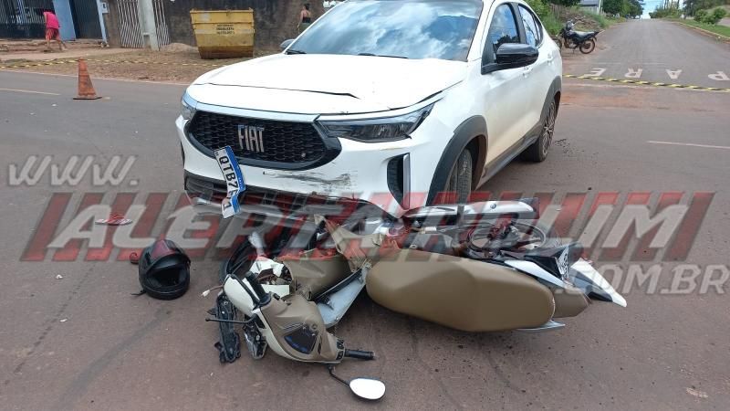 Mulher foi socorrida em estado grave após ter moto atingida por carro nesta véspera de Natal, em Rolim de Moura Mulher foi socorrida em estado grave após ter moto atingida por carro nesta véspera de Natal, em Rolim de Moura