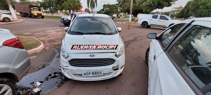 Acidente envolvendo 04 veículos e resultou em 05 vítimas socorridas pelos bombeiros foi registrado no final da tarde de domingo em Rolim de Moura Acidente envolvendo 04 veículos e resultou em 05 vítimas socorridas pelos bombeiros foi registrado no final da tarde de domingo em Rolim de Moura