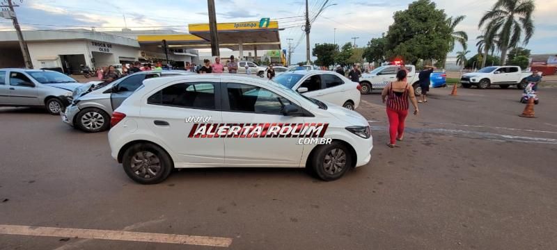Acidente envolvendo 04 veículos e resultou em 05 vítimas socorridas pelos bombeiros foi registrado no final da tarde de domingo em Rolim de Moura Acidente envolvendo 04 veículos e resultou em 05 vítimas socorridas pelos bombeiros foi registrado no final da tarde de domingo em Rolim de Moura