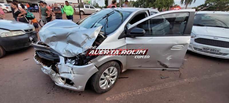 Acidente envolvendo 04 veículos e resultou em 05 vítimas socorridas pelos bombeiros foi registrado no final da tarde de domingo em Rolim de Moura Acidente envolvendo 04 veículos e resultou em 05 vítimas socorridas pelos bombeiros foi registrado no final da tarde de domingo em Rolim de Moura