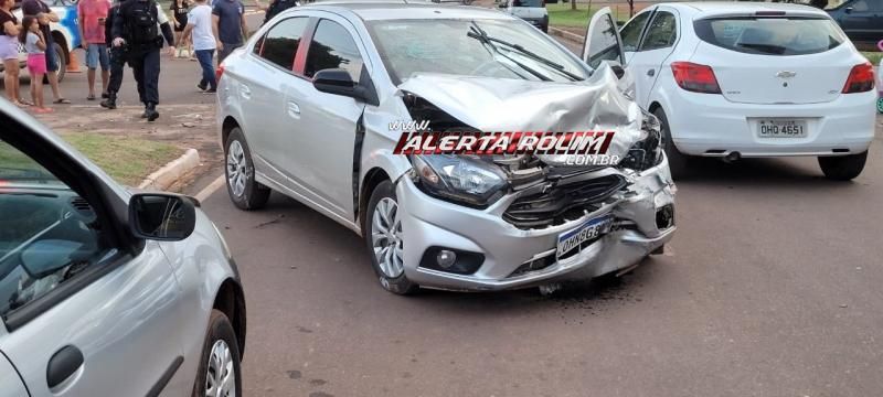 Acidente envolvendo 04 veículos e resultou em 05 vítimas socorridas pelos bombeiros foi registrado no final da tarde de domingo em Rolim de Moura Acidente envolvendo 04 veículos e resultou em 05 vítimas socorridas pelos bombeiros foi registrado no final da tarde de domingo em Rolim de Moura