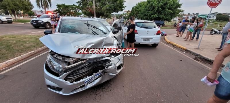 Acidente envolvendo 04 veículos e resultou em 05 vítimas socorridas pelos bombeiros foi registrado no final da tarde de domingo em Rolim de Moura Acidente envolvendo 04 veículos e resultou em 05 vítimas socorridas pelos bombeiros foi registrado no final da tarde de domingo em Rolim de Moura