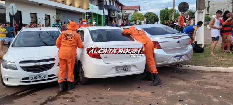 Acidente envolvendo 04 veículos e resultou em 05 vítimas socorridas pelos bombeiros foi registrado no final da tarde de domingo em Rolim de Moura Acidente envolvendo 04 veículos e resultou em 05 vítimas socorridas pelos bombeiros foi registrado no final da tarde de domingo em Rolim de Moura