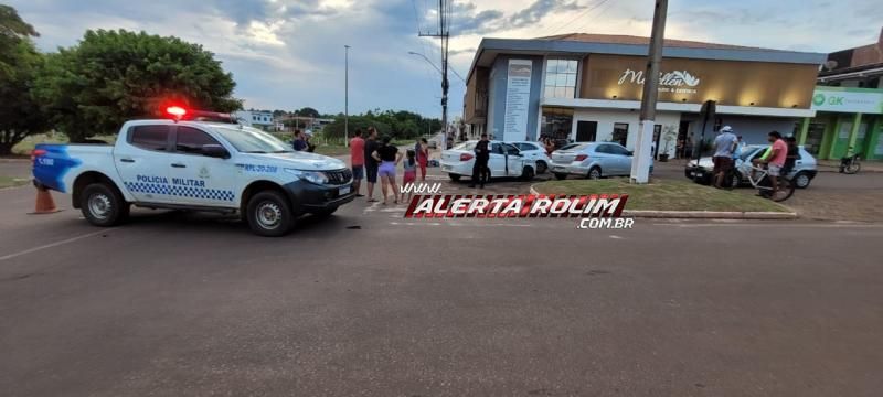 Acidente envolvendo 04 veículos e resultou em 05 vítimas socorridas pelos bombeiros foi registrado no final da tarde de domingo em Rolim de Moura Acidente envolvendo 04 veículos e resultou em 05 vítimas socorridas pelos bombeiros foi registrado no final da tarde de domingo em Rolim de Moura