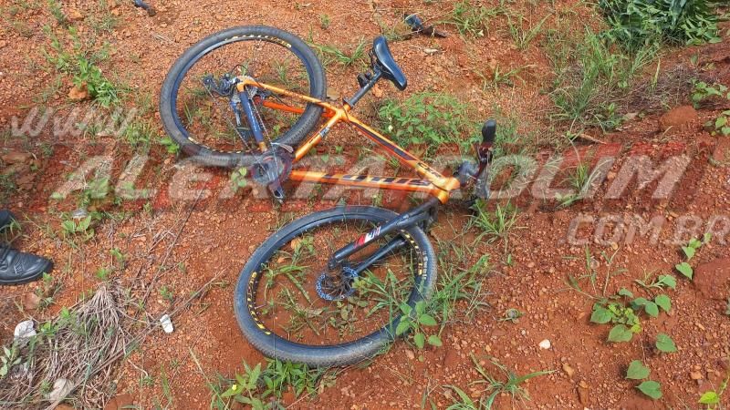 Ciclista sofreu grave ferimento na cabeça após acidente com caminhão na ciclovia da RO 479, em Rolim de Moura Ciclista sofreu grave ferimento na cabeça após acidente com caminhão na ciclovia da RO 479, em Rolim de Moura