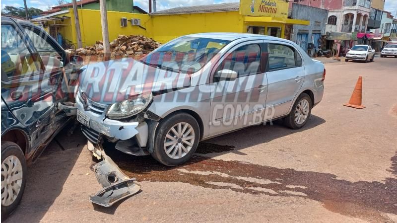 Colisão entre dois carros foi registrada no cruzamento das Avenidas Norte Sul e São Paulo, em Rolim de Moura Colisão entre dois carros foi registrada no cruzamento das Avenidas Norte Sul e São Paulo, em Rolim de Moura