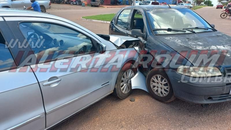 Colisão entre dois carros foi registrada no cruzamento das Avenidas Norte Sul e São Paulo, em Rolim de Moura Colisão entre dois carros foi registrada no cruzamento das Avenidas Norte Sul e São Paulo, em Rolim de Moura