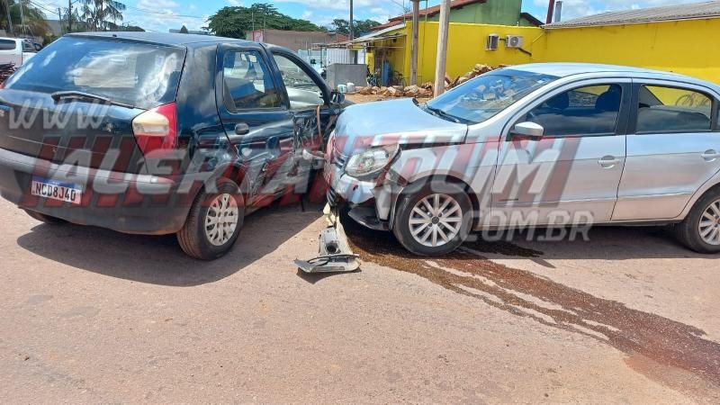 Colisão entre dois carros foi registrada no cruzamento das Avenidas Norte Sul e São Paulo, em Rolim de Moura Colisão entre dois carros foi registrada no cruzamento das Avenidas Norte Sul e São Paulo, em Rolim de Moura
