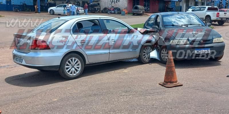 Colisão entre dois carros foi registrada no cruzamento das Avenidas Norte Sul e São Paulo, em Rolim de Moura Colisão entre dois carros foi registrada no cruzamento das Avenidas Norte Sul e São Paulo, em Rolim de Moura