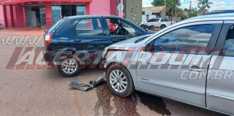 Colisão entre dois carros foi registrada no cruzamento das Avenidas Norte Sul e São Paulo, em Rolim de Moura Colisão entre dois carros foi registrada no cruzamento das Avenidas Norte Sul e São Paulo, em Rolim de Moura