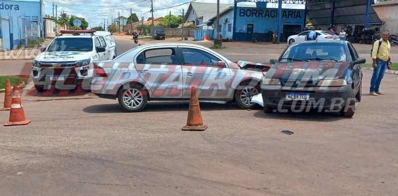 Colisão entre dois carros foi registrada no cruzamento das Avenidas Norte Sul e São Paulo, em Rolim de Moura Colisão entre dois carros foi registrada no cruzamento das Avenidas Norte Sul e São Paulo, em Rolim de Moura