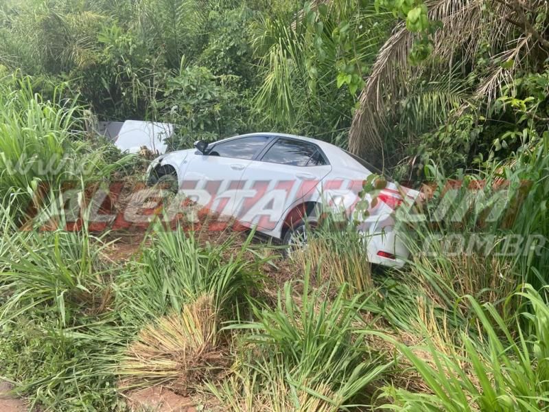 Dois carros saíram da pista após colisão na RO 010, em Rolim de Moura Dois carros saíram da pista após colisão na RO 010, em Rolim de Moura