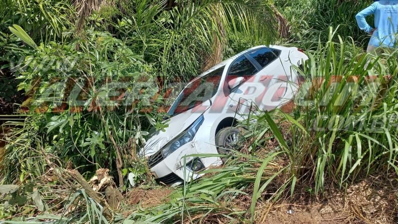 Dois carros saíram da pista após colisão na RO 010, em Rolim de Moura Dois carros saíram da pista após colisão na RO 010, em Rolim de Moura
