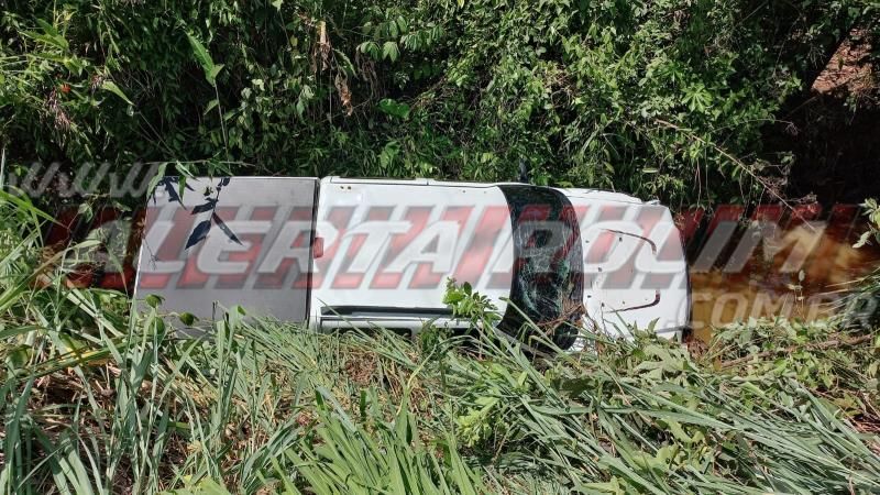 Dois carros saíram da pista após colisão na RO 010, em Rolim de Moura Dois carros saíram da pista após colisão na RO 010, em Rolim de Moura