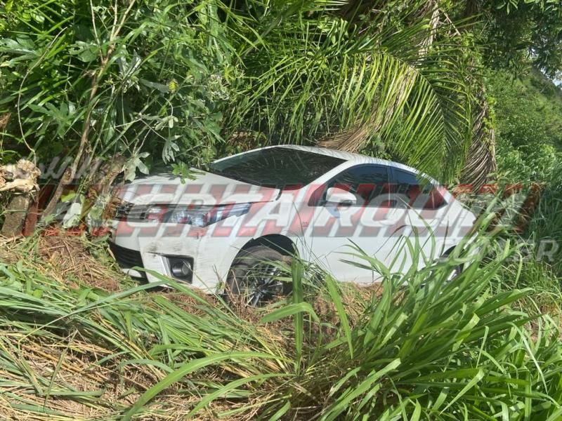 Dois carros saíram da pista após colisão na RO 010, em Rolim de Moura Dois carros saíram da pista após colisão na RO 010, em Rolim de Moura
