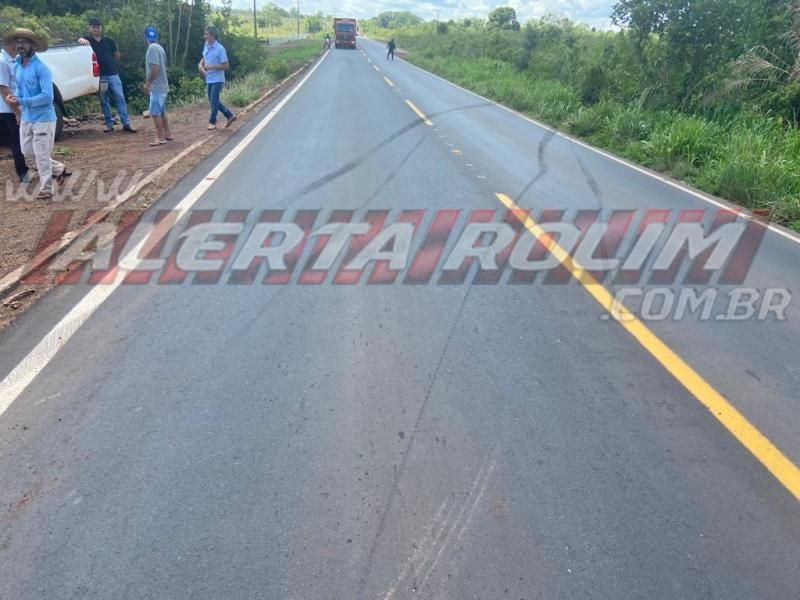 Dois carros saíram da pista após colisão na RO 010, em Rolim de Moura Dois carros saíram da pista após colisão na RO 010, em Rolim de Moura