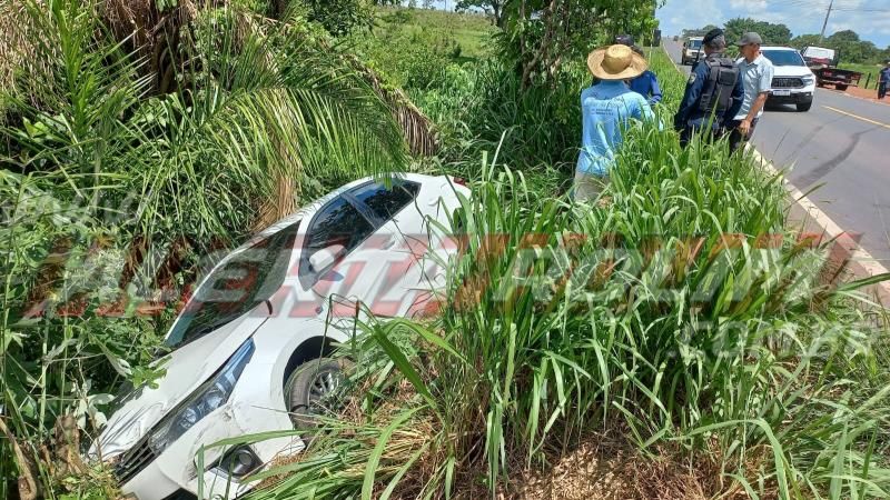 Dois carros saíram da pista após colisão na RO 010, em Rolim de Moura Dois carros saíram da pista após colisão na RO 010, em Rolim de Moura