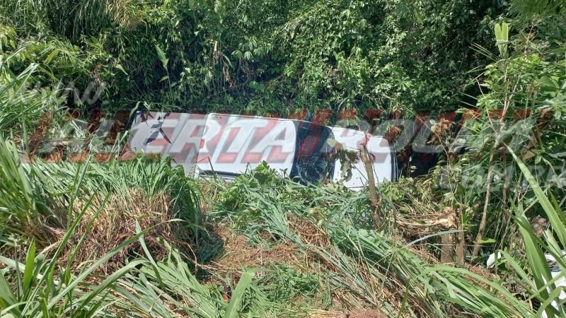 Dois carros saíram da pista após colisão na RO 010, em Rolim de Moura Dois carros saíram da pista após colisão na RO 010, em Rolim de Moura