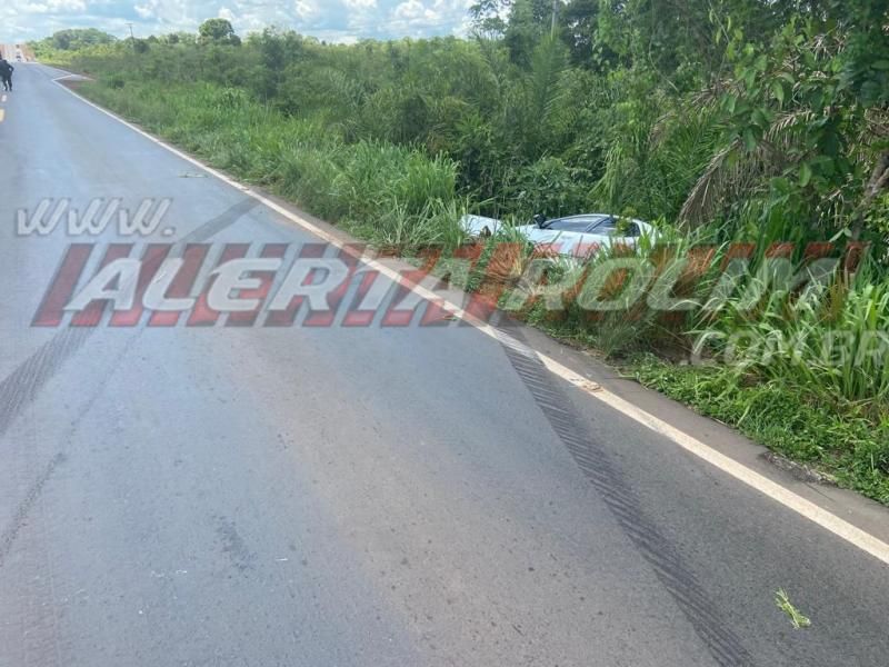 Dois carros saíram da pista após colisão na RO 010, em Rolim de Moura Dois carros saíram da pista após colisão na RO 010, em Rolim de Moura