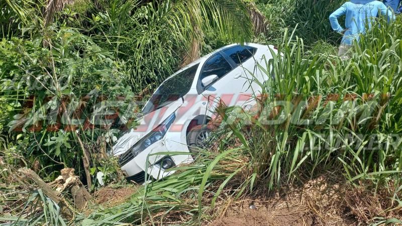 Dois carros saíram da pista após colisão na RO 010, em Rolim de Moura Dois carros saíram da pista após colisão na RO 010, em Rolim de Moura