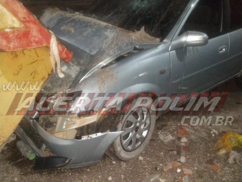 Durante a madrugada, motorista bateu carro em caçamba para entulho que estava na via, em Rolim de Moura Durante a madrugada, motorista bateu carro em caçamba para entulho que estava na via, em Rolim de Moura