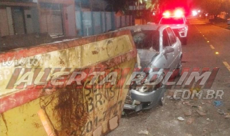 Durante a madrugada, motorista bateu carro em caçamba para entulho que estava na via, em Rolim de Moura Durante a madrugada, motorista bateu carro em caçamba para entulho que estava na via, em Rolim de Moura