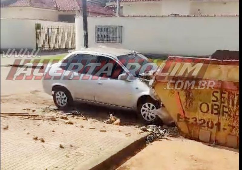 Durante a madrugada, motorista bateu carro em caçamba para entulho que estava na via, em Rolim de Moura Durante a madrugada, motorista bateu carro em caçamba para entulho que estava na via, em Rolim de Moura