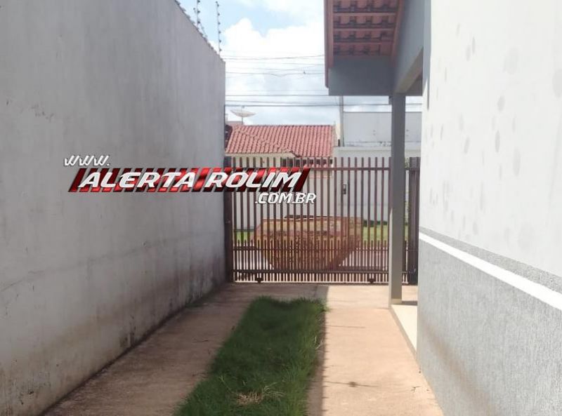 Durante a madrugada, motorista bateu carro em caçamba para entulho que estava na via, em Rolim de Moura Durante a madrugada, motorista bateu carro em caçamba para entulho que estava na via, em Rolim de Moura