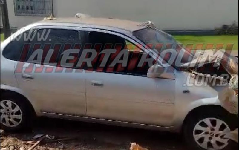 Durante a madrugada, motorista bateu carro em caçamba para entulho que estava na via, em Rolim de Moura Durante a madrugada, motorista bateu carro em caçamba para entulho que estava na via, em Rolim de Moura