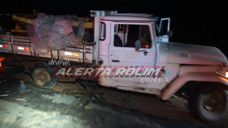Homem foi lançado a cerca de 20 metros, durante colisão de veículos, enquanto trocava pneu furado de caminhonete na Linha 208, entre Nova Estrela e Cacoal Homem foi lançado a cerca de 20 metros, durante colisão de veículos, enquanto trocava pneu furado de caminhonete na Linha 208, entre Nova Estrela e Cacoal