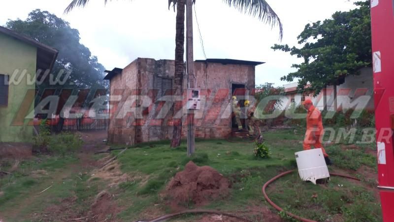 Incêndio criminoso destruiu residência no bairro Bom Jardim, em Rolim de Moura Incêndio criminoso destruiu residência no bairro Bom Jardim, em Rolim de Moura