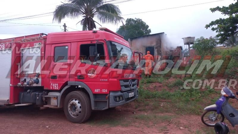 Incêndio criminoso destruiu residência no bairro Bom Jardim, em Rolim de Moura Incêndio criminoso destruiu residência no bairro Bom Jardim, em Rolim de Moura