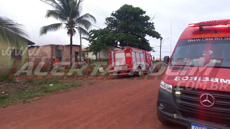 Incêndio criminoso destruiu residência no bairro Bom Jardim, em Rolim de Moura Incêndio criminoso destruiu residência no bairro Bom Jardim, em Rolim de Moura