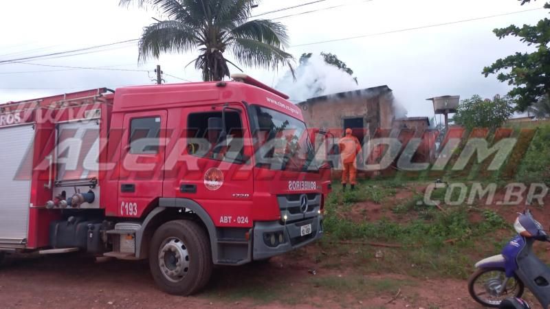 Incêndio criminoso destruiu residência no bairro Bom Jardim, em Rolim de Moura Incêndio criminoso destruiu residência no bairro Bom Jardim, em Rolim de Moura