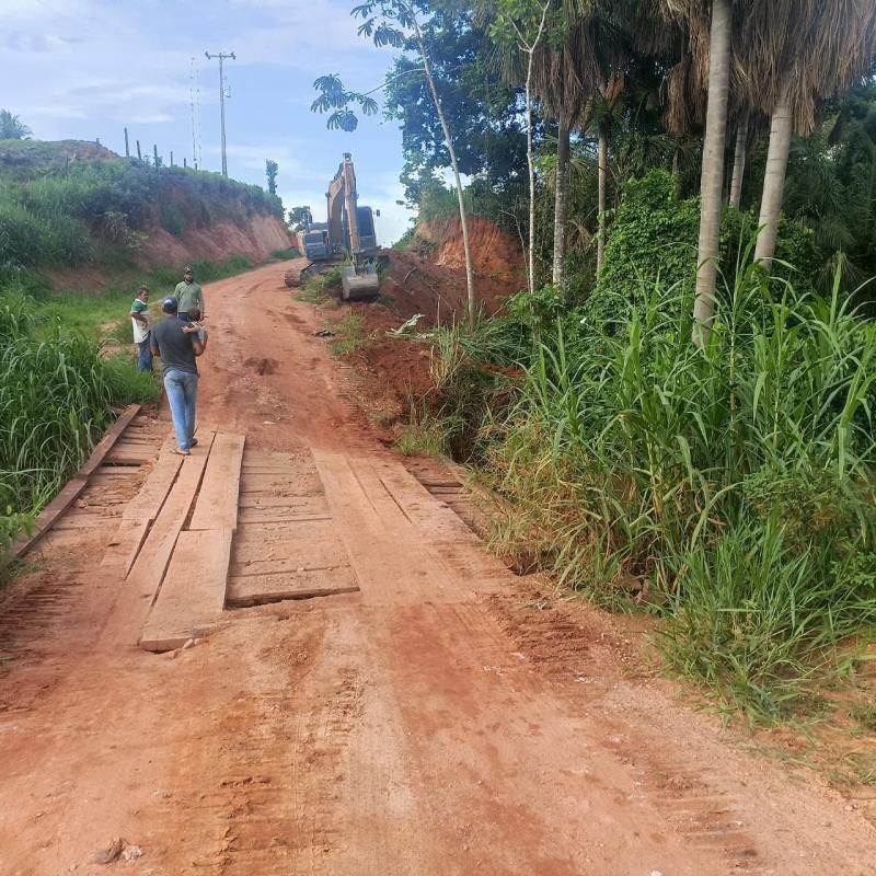 Linha 188 lado sul em Rolim de Moura no km 8,5 ficará interditada por 3 dias para substituição de ponte de madeira por tubo ARMCO Linha 188 lado sul em Rolim de Moura no km 8,5 ficará interditada por 3 dias para substituição de ponte de madeira por tubo ARMCO