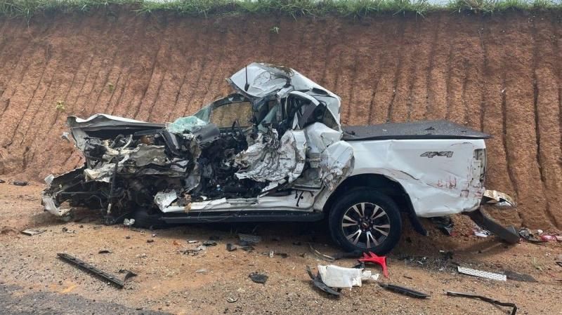 Mãe e filho morreram após batida frontal entre caminhonete e caminhão na RO-460 nesta tarde, em RO Mãe e filho morreram após batida frontal entre caminhonete e caminhão na RO-460 nesta tarde, em RO