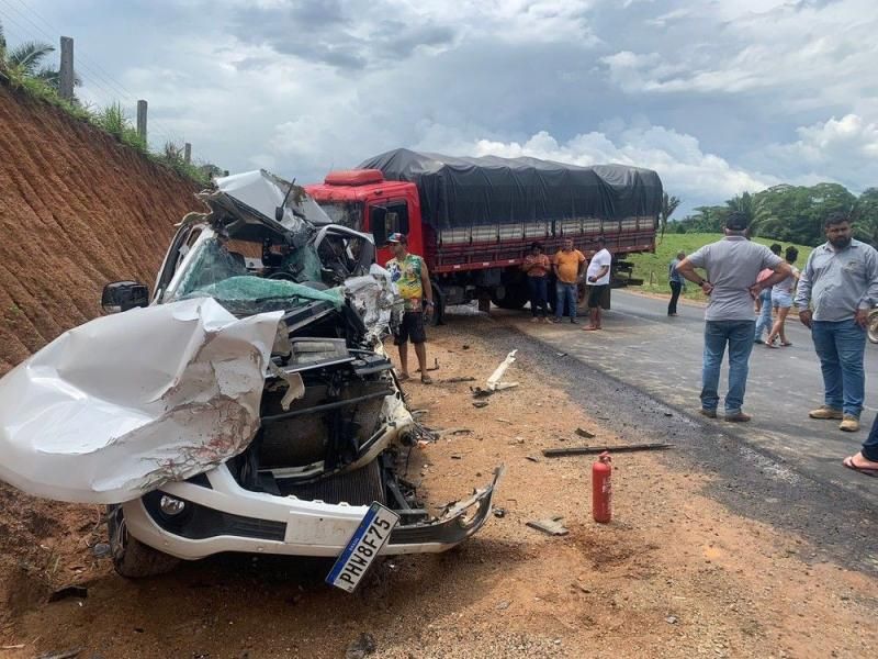 Mãe e filho morreram após batida frontal entre caminhonete e caminhão na RO-460 nesta tarde, em RO Mãe e filho morreram após batida frontal entre caminhonete e caminhão na RO-460 nesta tarde, em RO