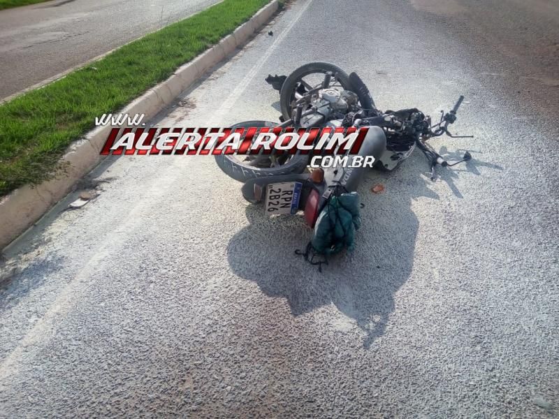 Moto pegou fogo após colisão traseira com carro nesta tarde em Rolim de Moura Moto pegou fogo após colisão traseira com carro nesta tarde em Rolim de Moura