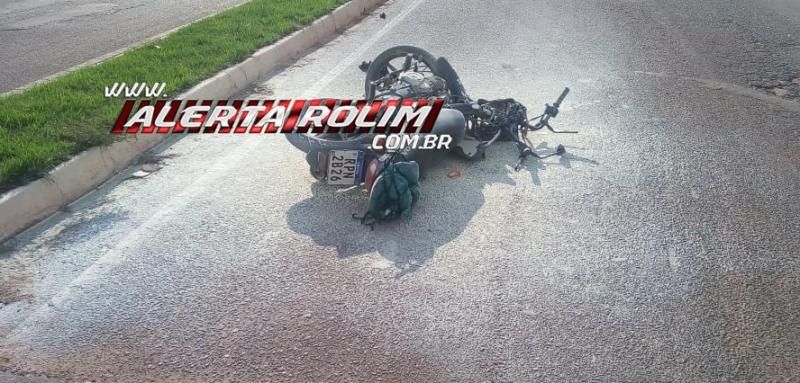 Moto pegou fogo após colisão traseira com carro nesta tarde em Rolim de Moura Moto pegou fogo após colisão traseira com carro nesta tarde em Rolim de Moura