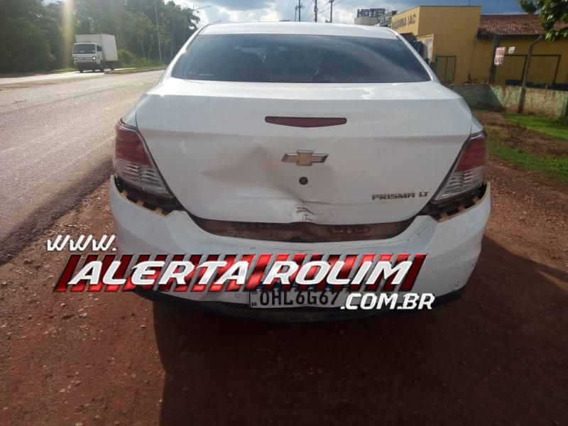 Moto pegou fogo após colisão traseira com carro nesta tarde em Rolim de Moura Moto pegou fogo após colisão traseira com carro nesta tarde em Rolim de Moura