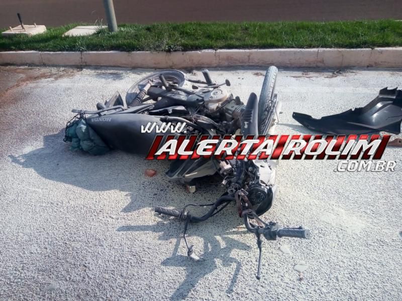 Moto pegou fogo após colisão traseira com carro nesta tarde em Rolim de Moura Moto pegou fogo após colisão traseira com carro nesta tarde em Rolim de Moura