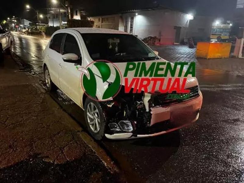 Motocicleta pegou fogo após colisão com carro, em Pimenta Bueno Motocicleta pegou fogo após colisão com carro, em Pimenta Bueno