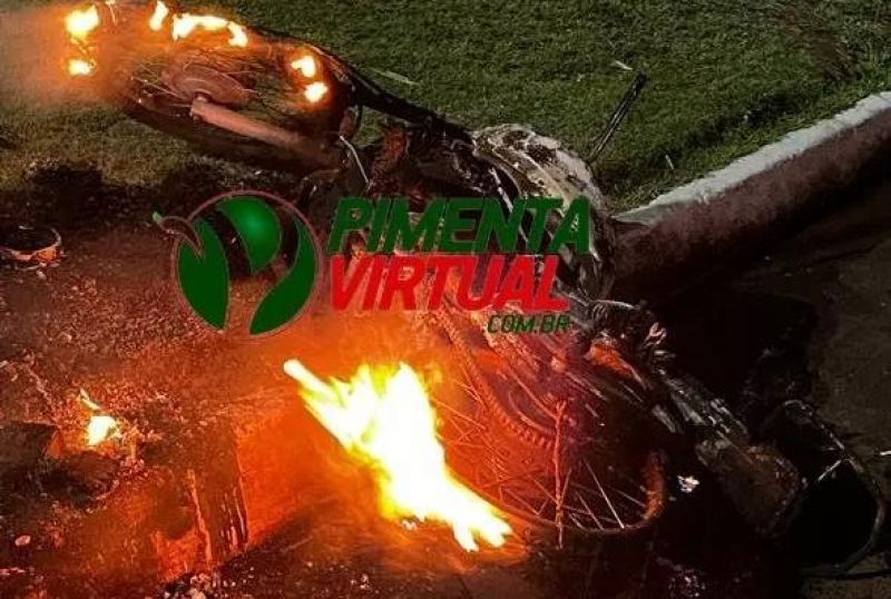 Motocicleta pegou fogo após colisão com carro, em Pimenta Bueno Motocicleta pegou fogo após colisão com carro, em Pimenta Bueno