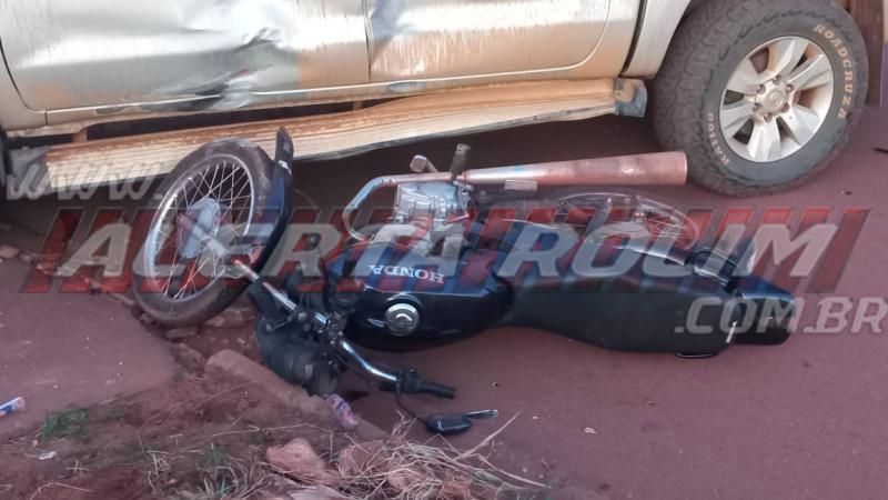 Motociclista fraturou uma das pernas apos colisão com Hilux nesta tarde, em Rolim de Moura Motociclista fraturou uma das pernas apos colisão com Hilux nesta tarde, em Rolim de Moura