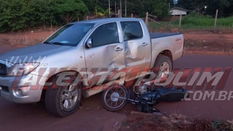 Motociclista fraturou uma das pernas apos colisão com Hilux nesta tarde, em Rolim de Moura Motociclista fraturou uma das pernas apos colisão com Hilux nesta tarde, em Rolim de Moura