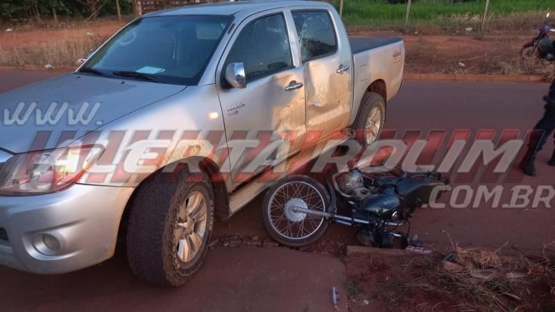 Motociclista fraturou uma das pernas apos colisão com Hilux nesta tarde, em Rolim de Moura Motociclista fraturou uma das pernas apos colisão com Hilux nesta tarde, em Rolim de Moura