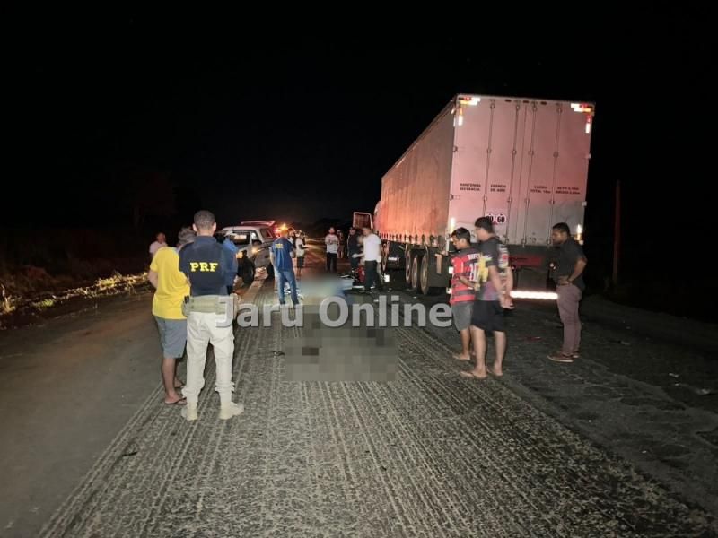 Motociclista morreu em colisão frontal com caminhão na BR 364, em RO Motociclista morreu em colisão frontal com caminhão na BR 364, em RO