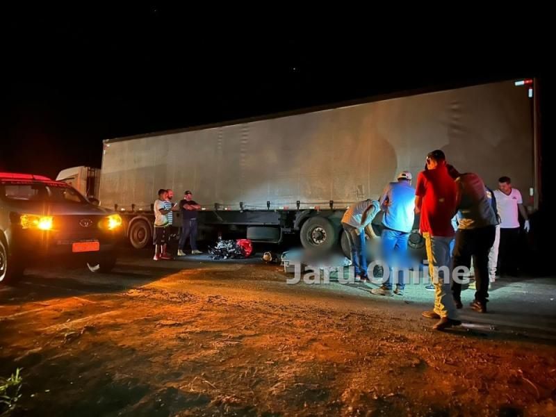 Motociclista morreu em colisão frontal com caminhão na BR 364, em RO Motociclista morreu em colisão frontal com caminhão na BR 364, em RO